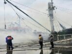 Kebakara Kapal di Pelabuhan Samudera, Kapolres Bitung Beserta Anggota Turun Langsung Bantu Padamkan Api